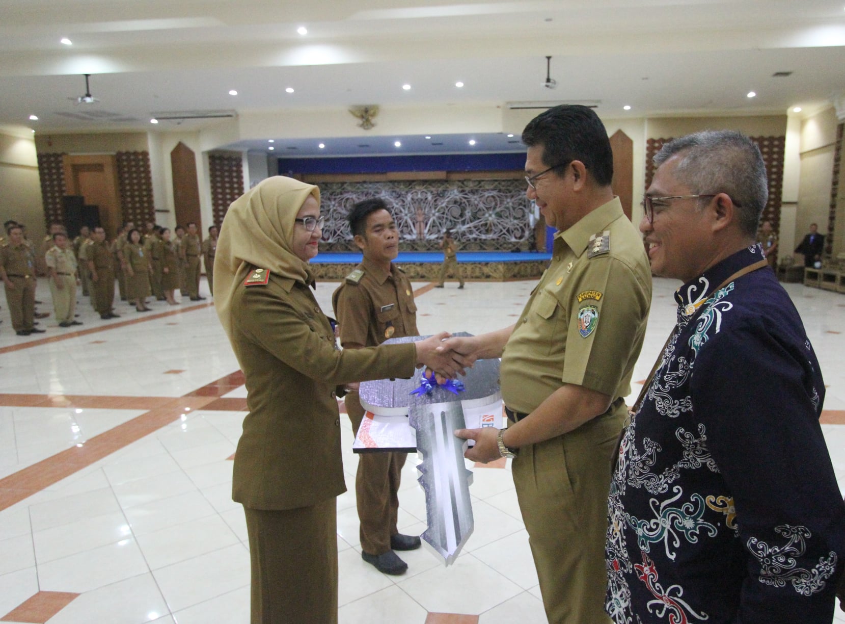 Bupati Serahkan Mobil Ambulance RSUD dan Taman Baca Masyarakat Desa Seruyung